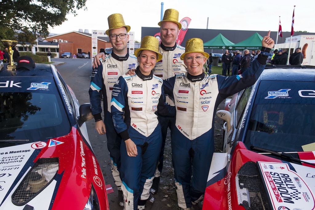 2023- og 2024-mestrene i Dansk Super Rally. Line Nedergaard og Jacob Madsen (t.v.) kunne overgive titlen til Mette Felthaus og Kenneth Madsen.
(Foto: Jokum Tord Larsen)